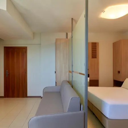 מלון דירות Serena Majestic 4*